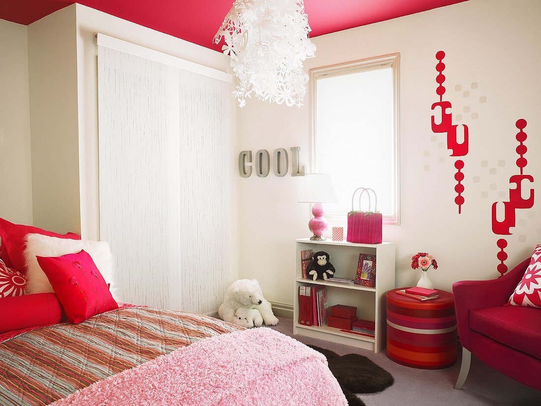 Mädchenzimmer in Weiß- & Rottönen