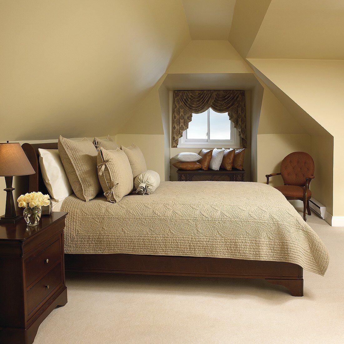 Schlafzimmer in Brauntönen unter Dachschräge mit Doppelbett & Nachttisch