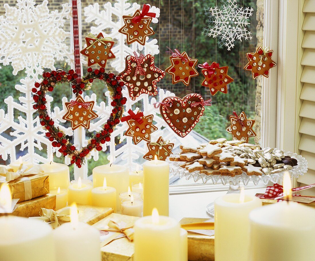 Mit Plätzchen und Kerzen geschmücktes weihnachtliches Fenster