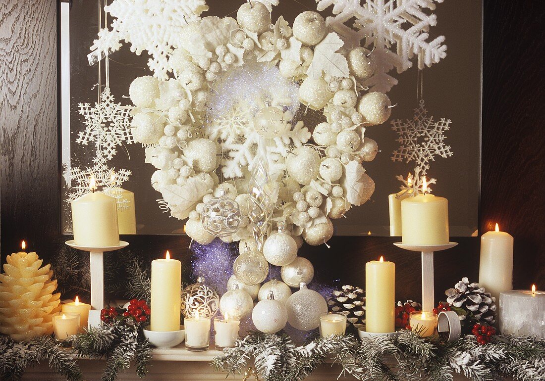 White Christmas decoration (wreath, candles)