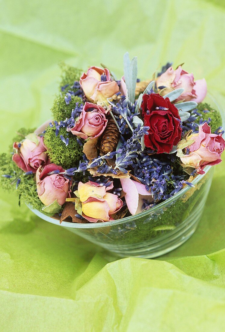 Glasschale mit getrockneten Rosen und Lavendelblüten