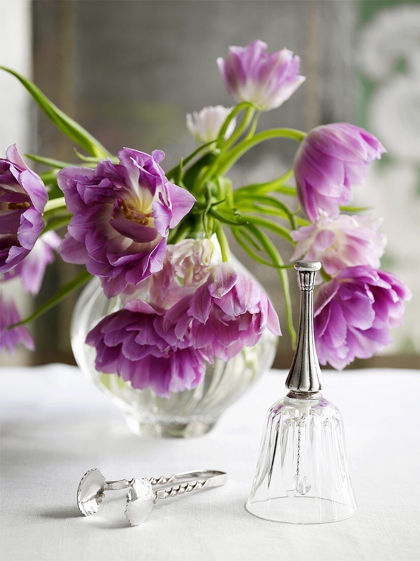 Blumendekoration mit violetten Blumen in der Vase