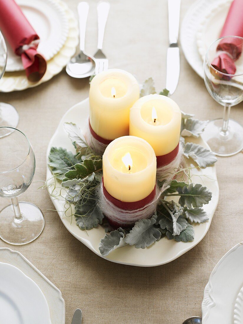 Weihnachtliche Tischdekoration mit drei Kerzen