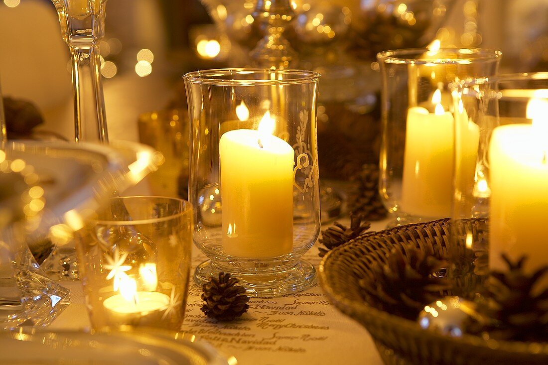 Brennende Kerzen auf einem weihnachtlich gedeckten Tisch