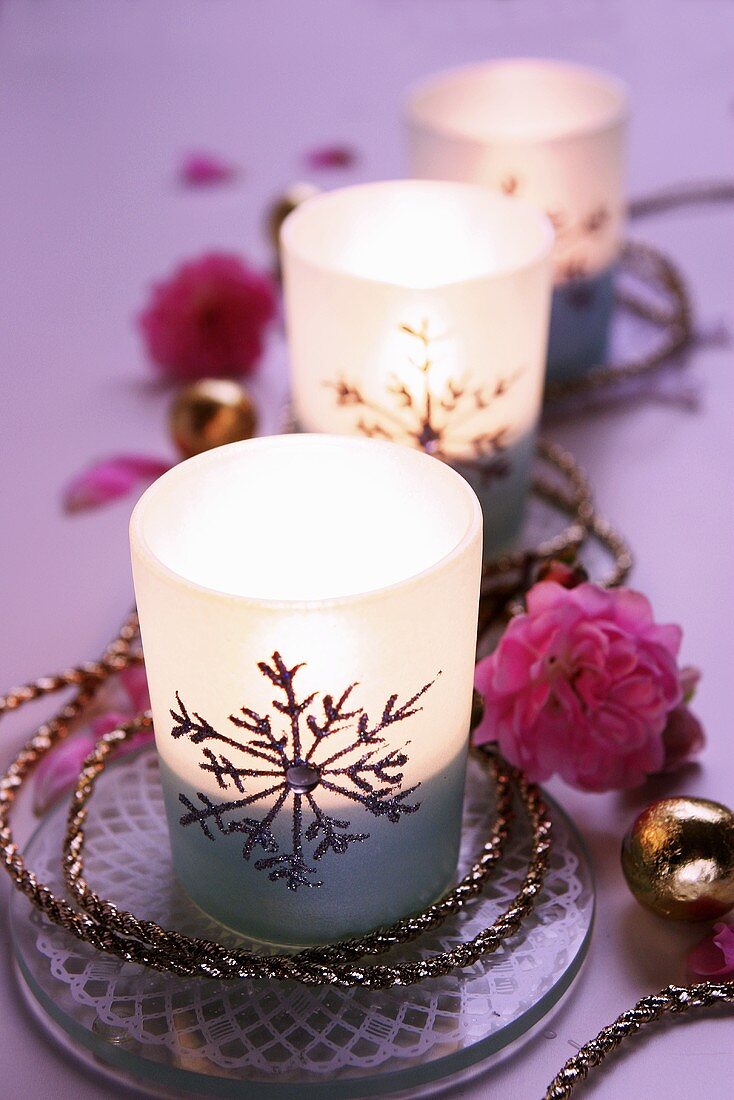 Weihnachtliche Teelichter mit Kordel und Blüten