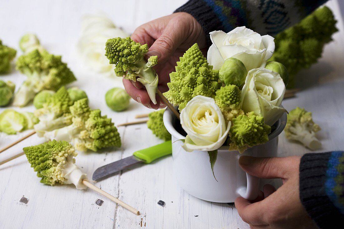 Emailtöpfchen mit Rosen, Romanesco und Rosenkohl stecken