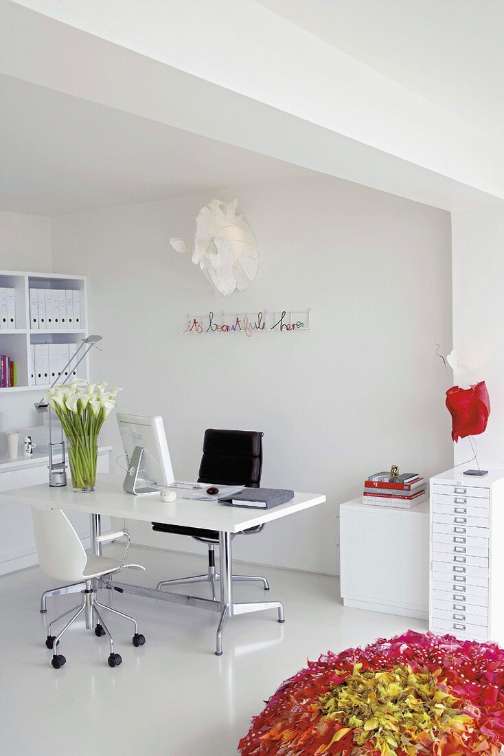Büro in Weiß mit Schreibtisch, Drehstühlen & Büroschränken