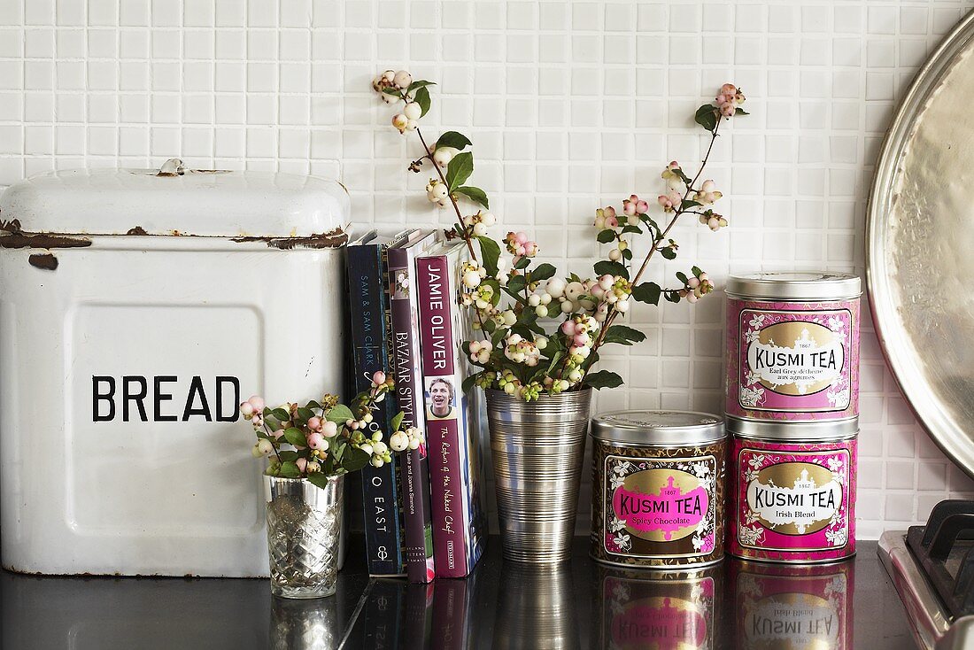 Brot- und Teedosen, Bücher & kleine Blumensträusschen auf Küchenablage
