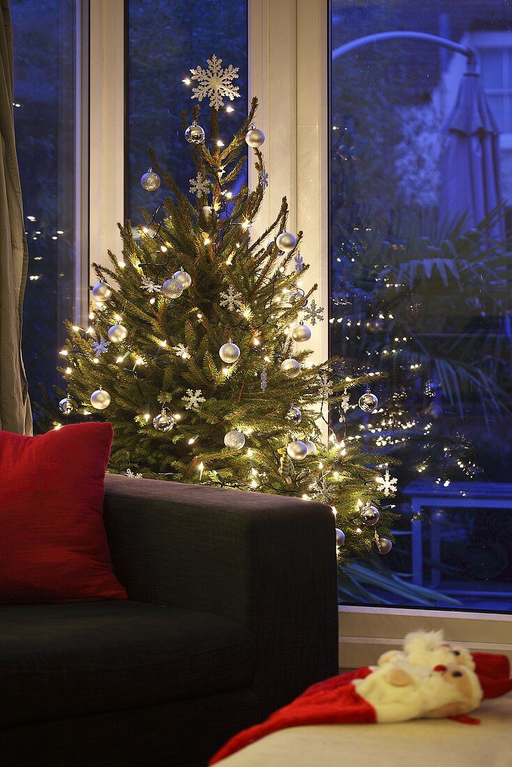 Geschmückter Weihnachtsbaum in einem Wohnzimmer