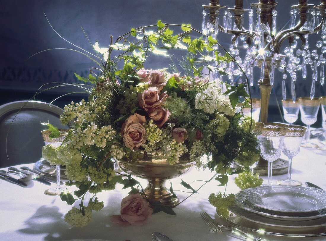Festliches Blumengesteck mit weißem Flieder, Rosen, Efeu