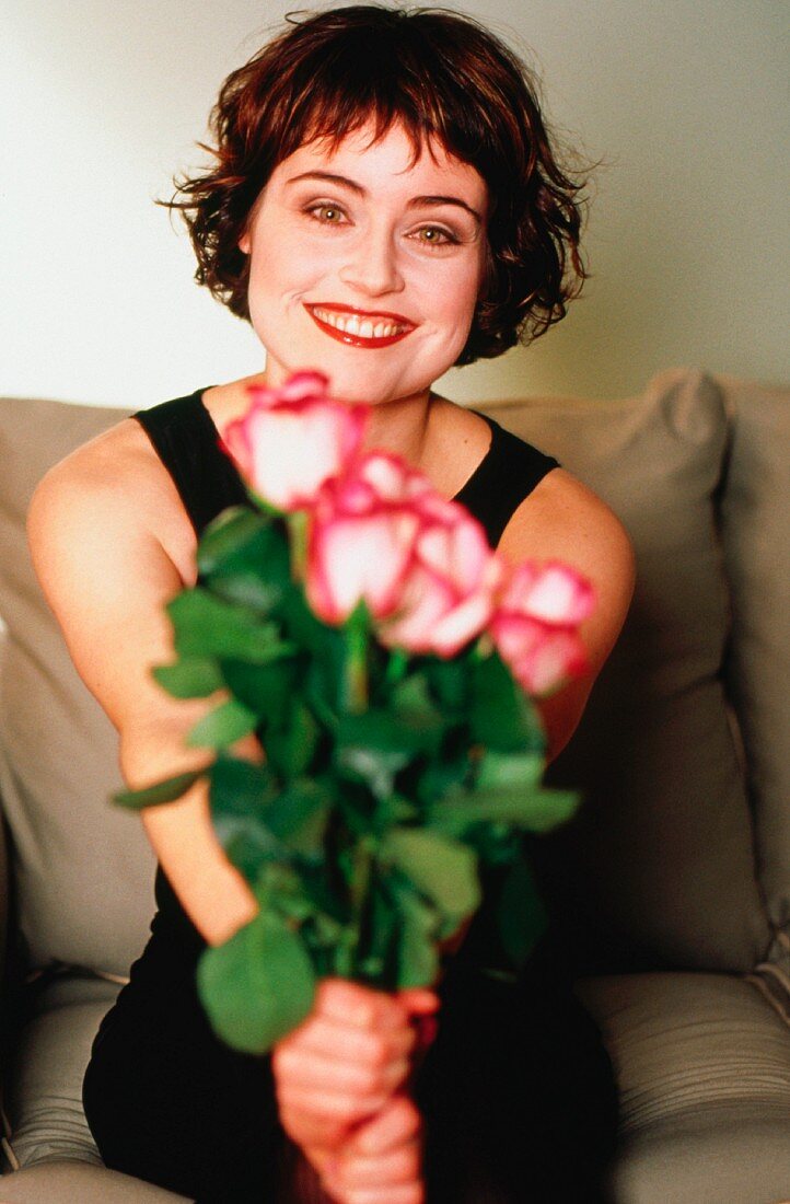Eine Frau mit Rosen