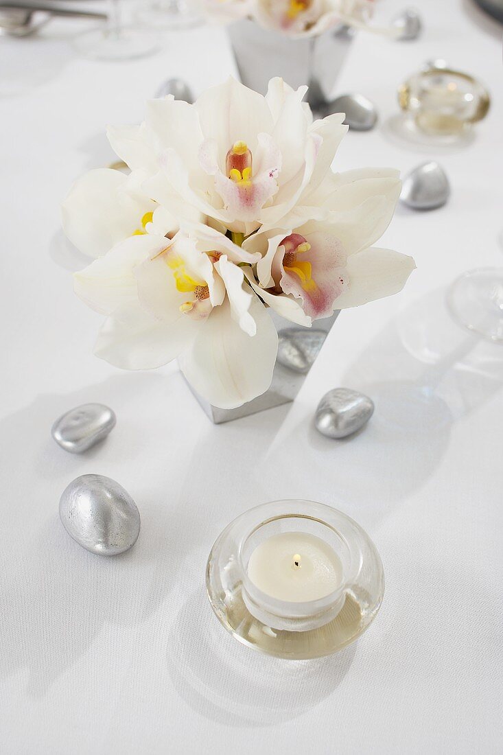 Blumendeko am festlich gedeckten Tisch für Hannukah