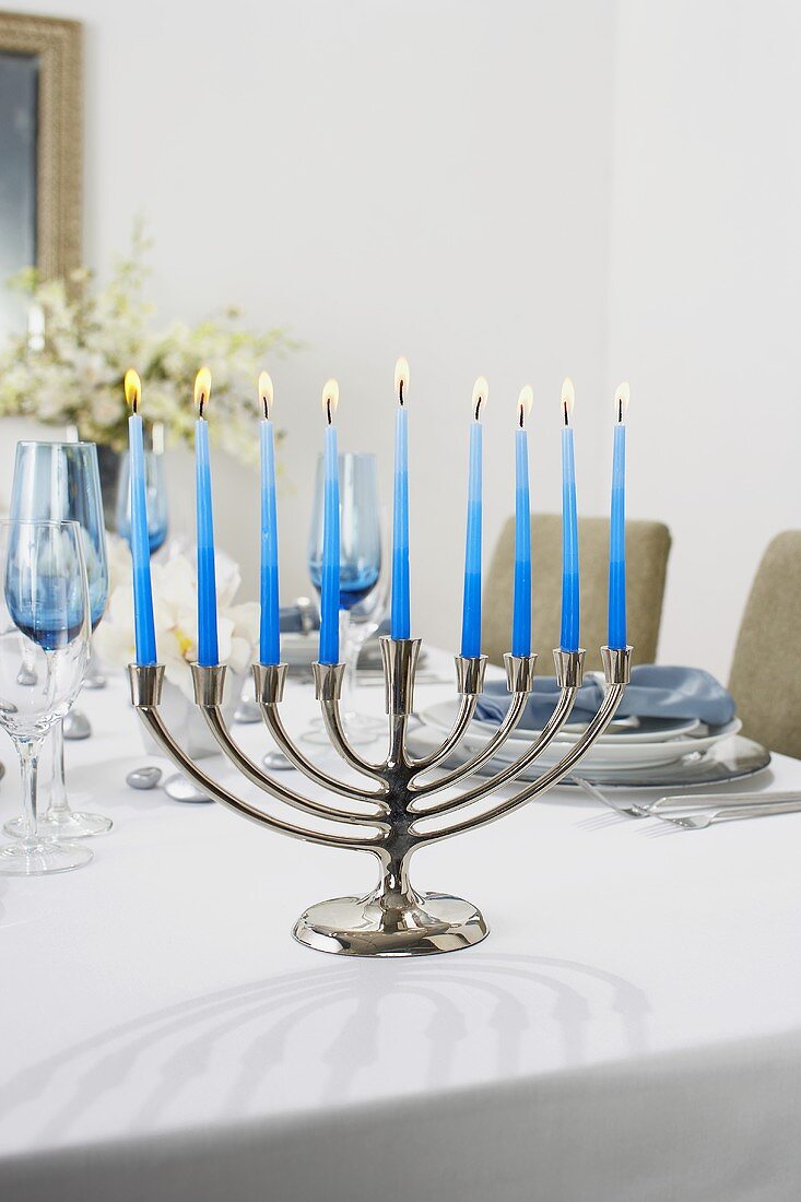 Kerzenleuchter am gedeckten Tisch für Hanukkah