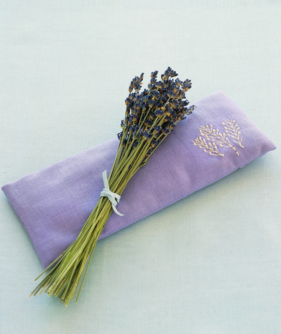 Lavendelblüten auf einem Lavendel-Augenkissen