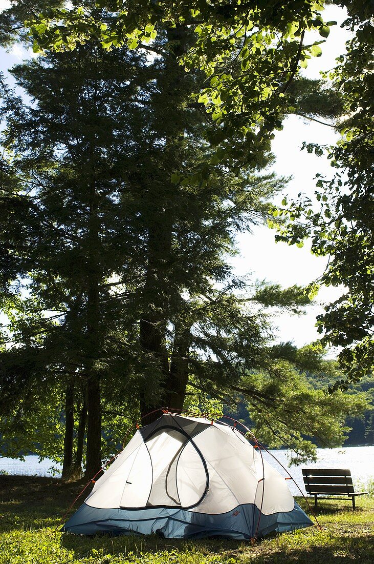 Campingzelt am See