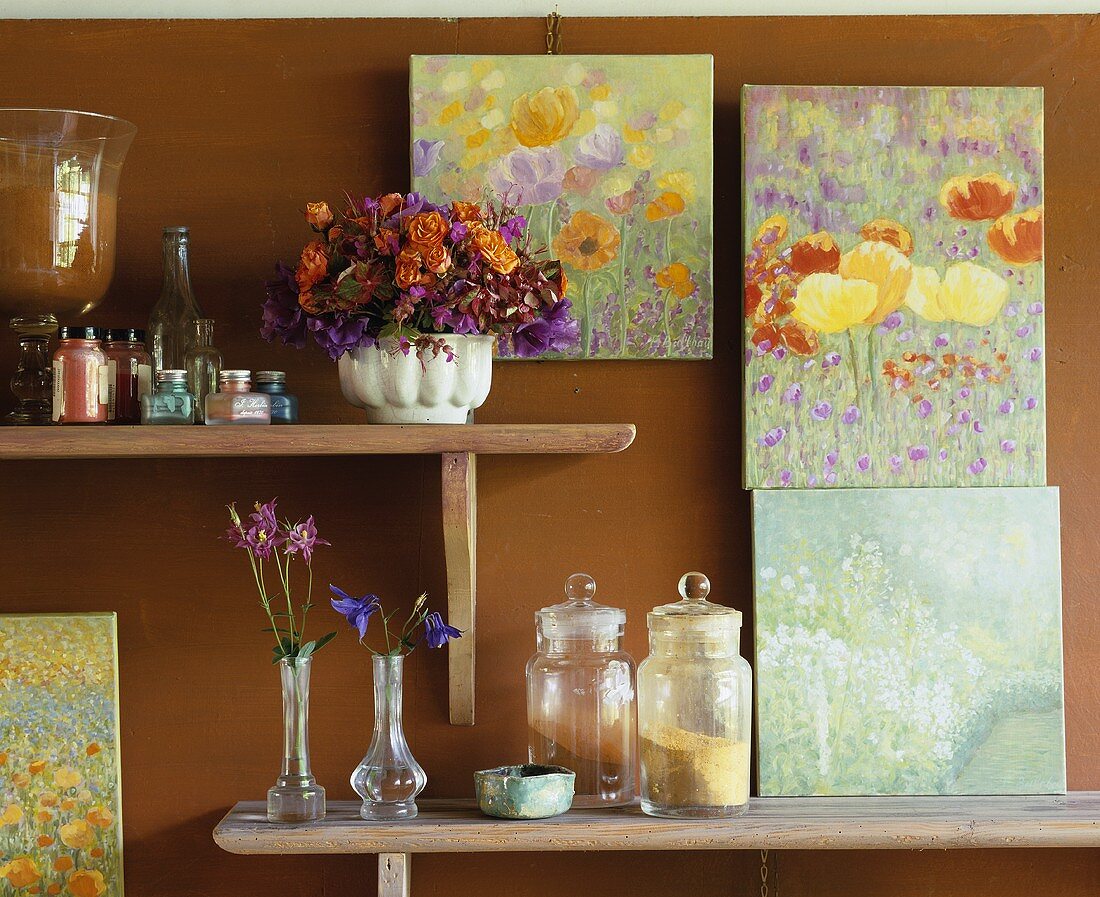 Holzregal mit Utensilien und Blumenbilder von Nina Balthau