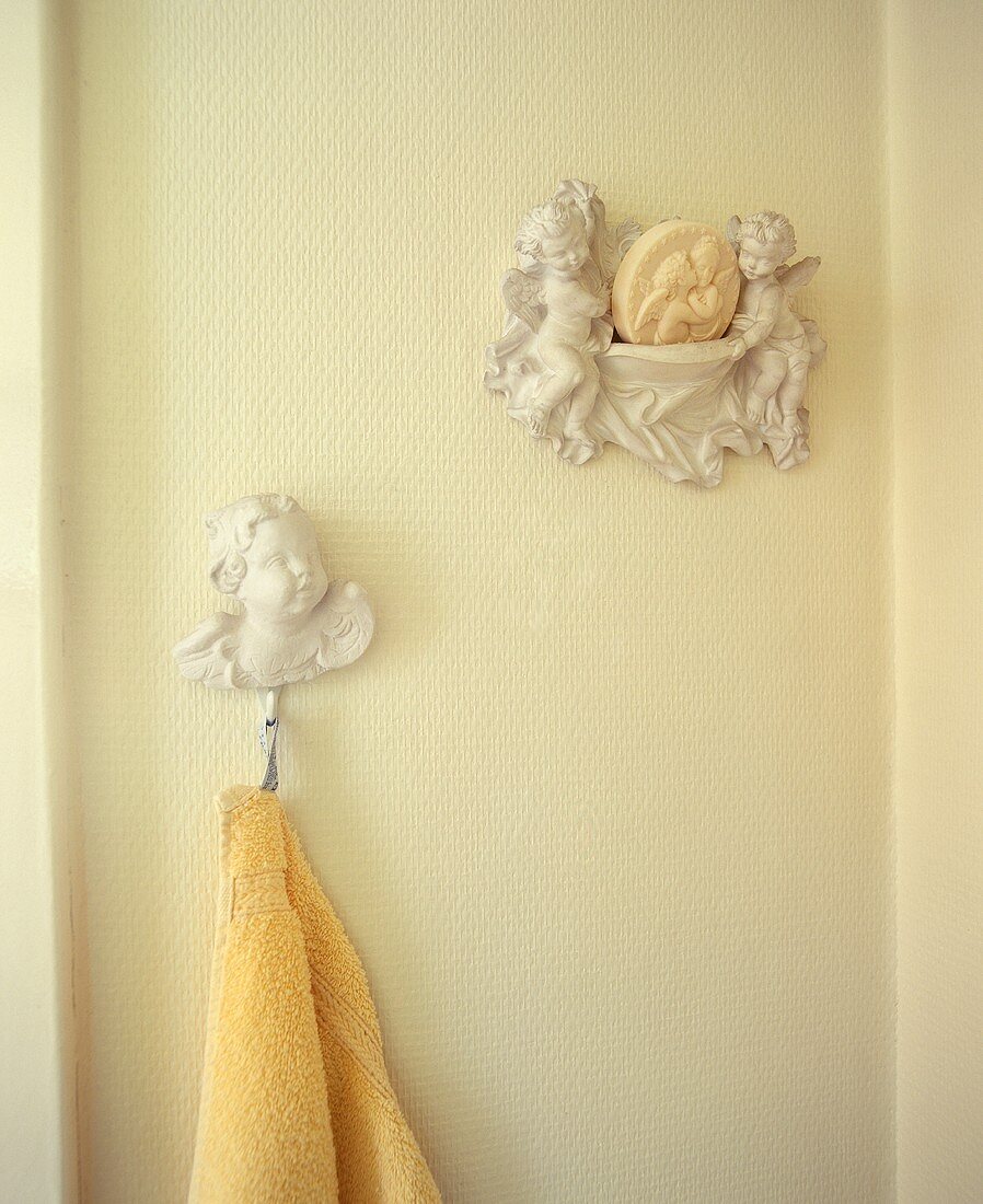Engelsfiguren und Handtuch an der Wand