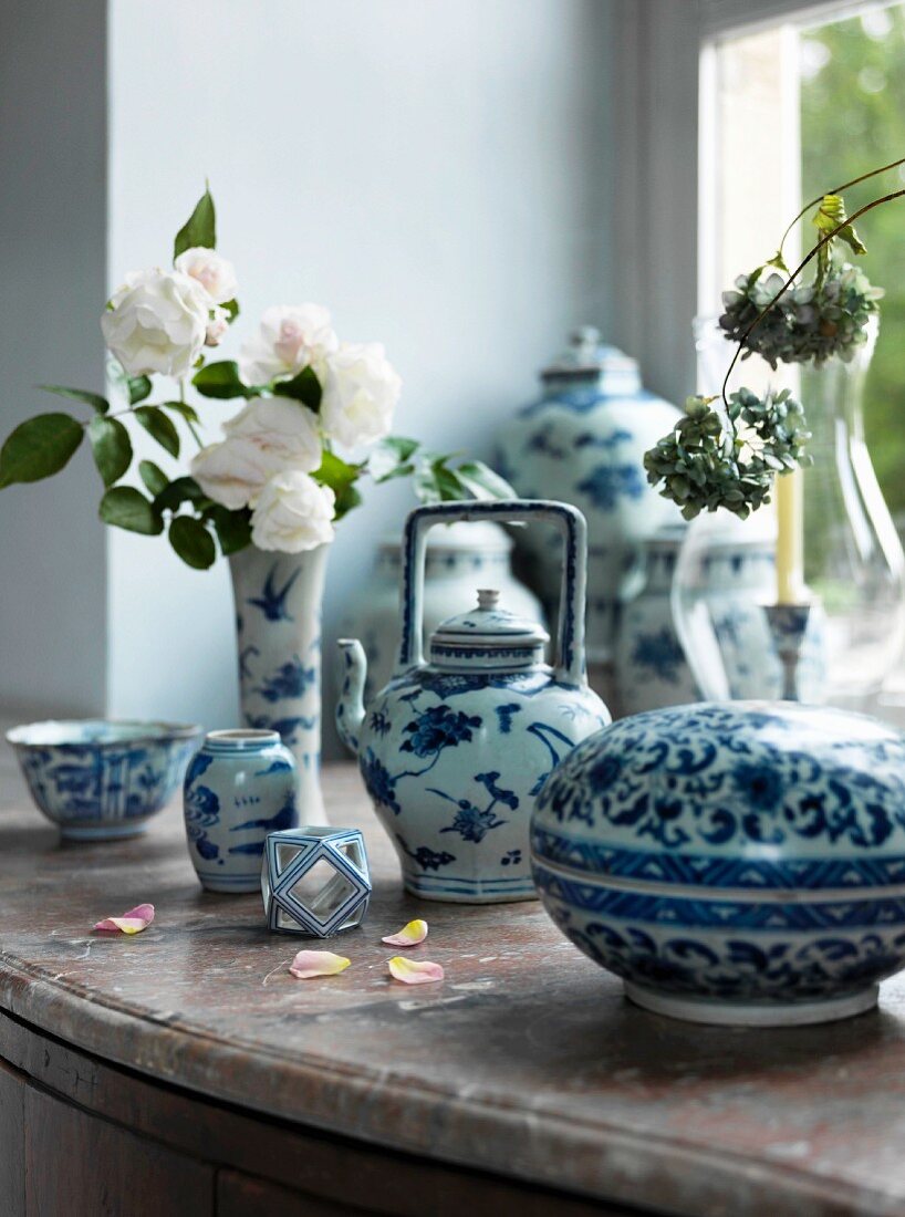 Chinesisches Teeporzellan weiss, blau auf einer Fensterbank