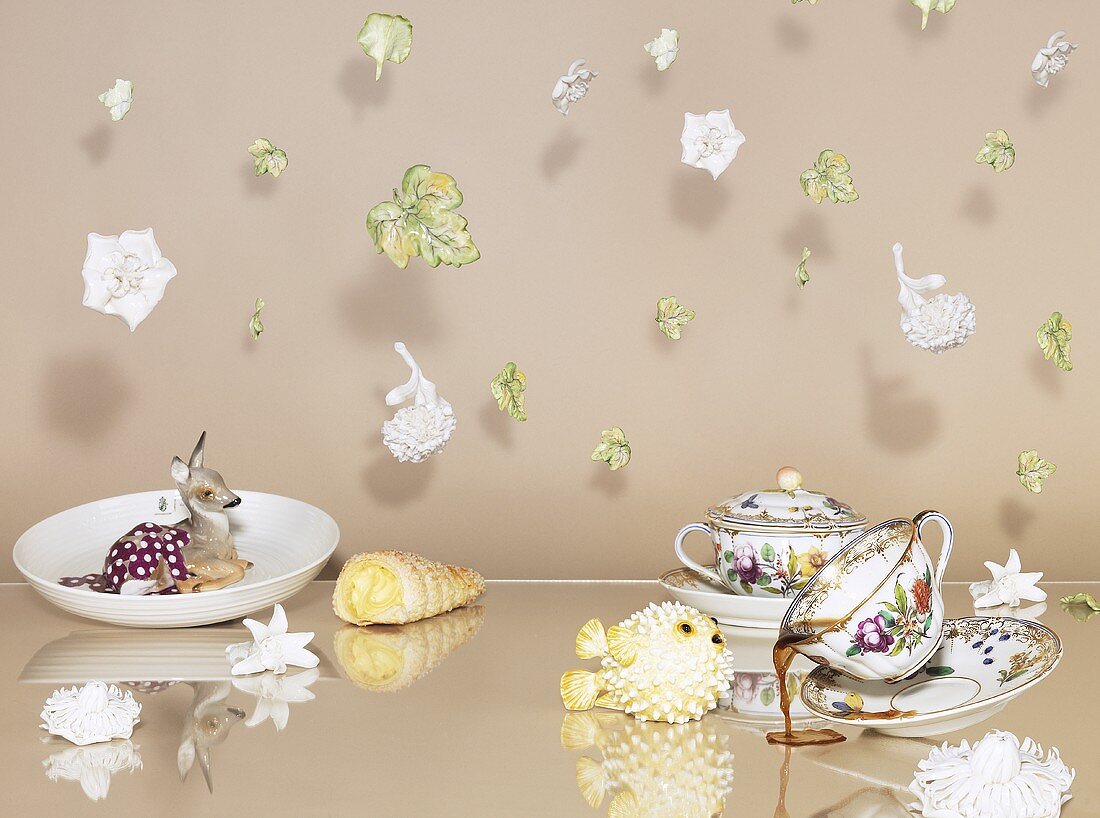 Künstlerische Inszenierung eines Frühstücks mit gehängten Porzellanblumen