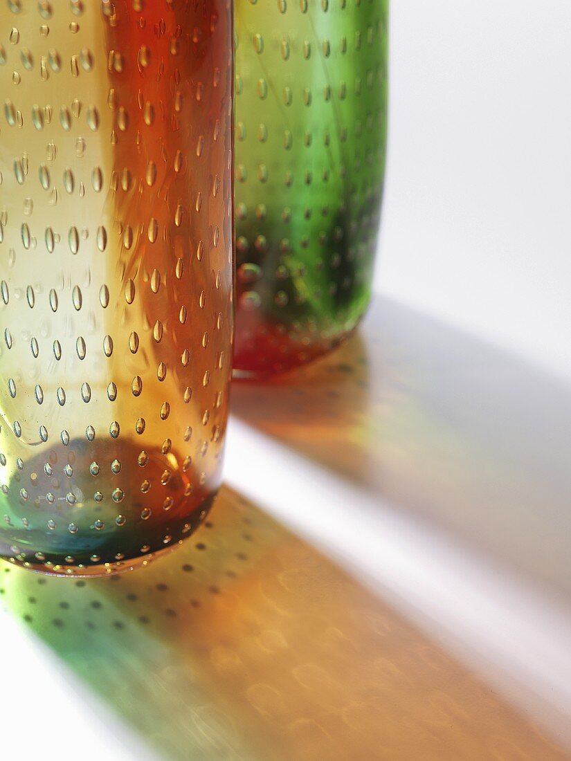 Stillleben - eingefärbte Glasvasen mit Lufteinschlüssen