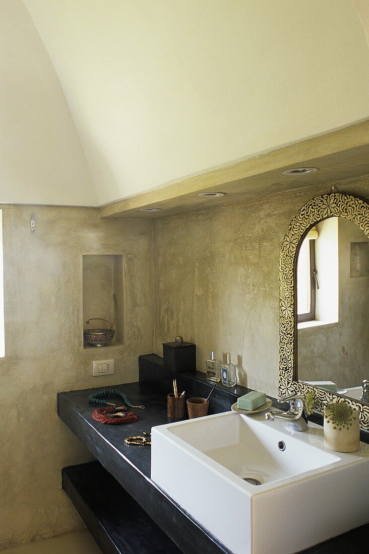 Badezimmer mit Waschtisch & Spiegel in einem Dammuso (Pantelleria, Sizilien, Italien)