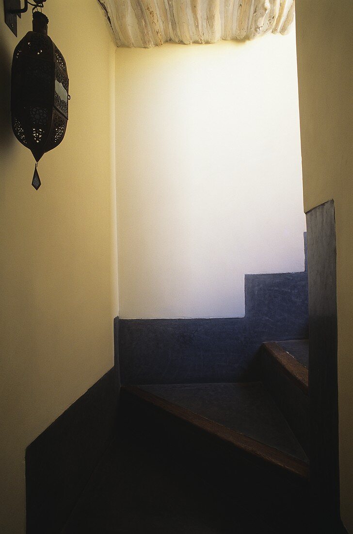 Treppenaufgang mit Laterne in einem marokkanischen Haus