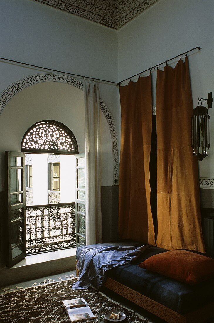 Schlafraum mit Liege an geöffnetem Fenster in einem marokkanischen Haus