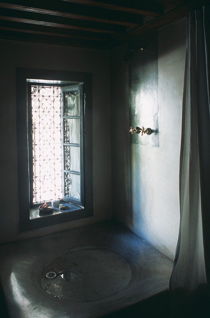 Marokkanisches Badezimmer mit Dusche & Fenster mit orientalischem Gitter
