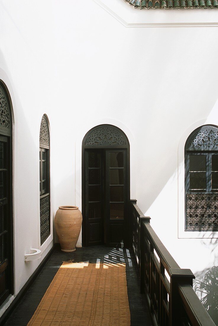 Balkon eines marokkanischen Hauses mit Rundbogenfenstern