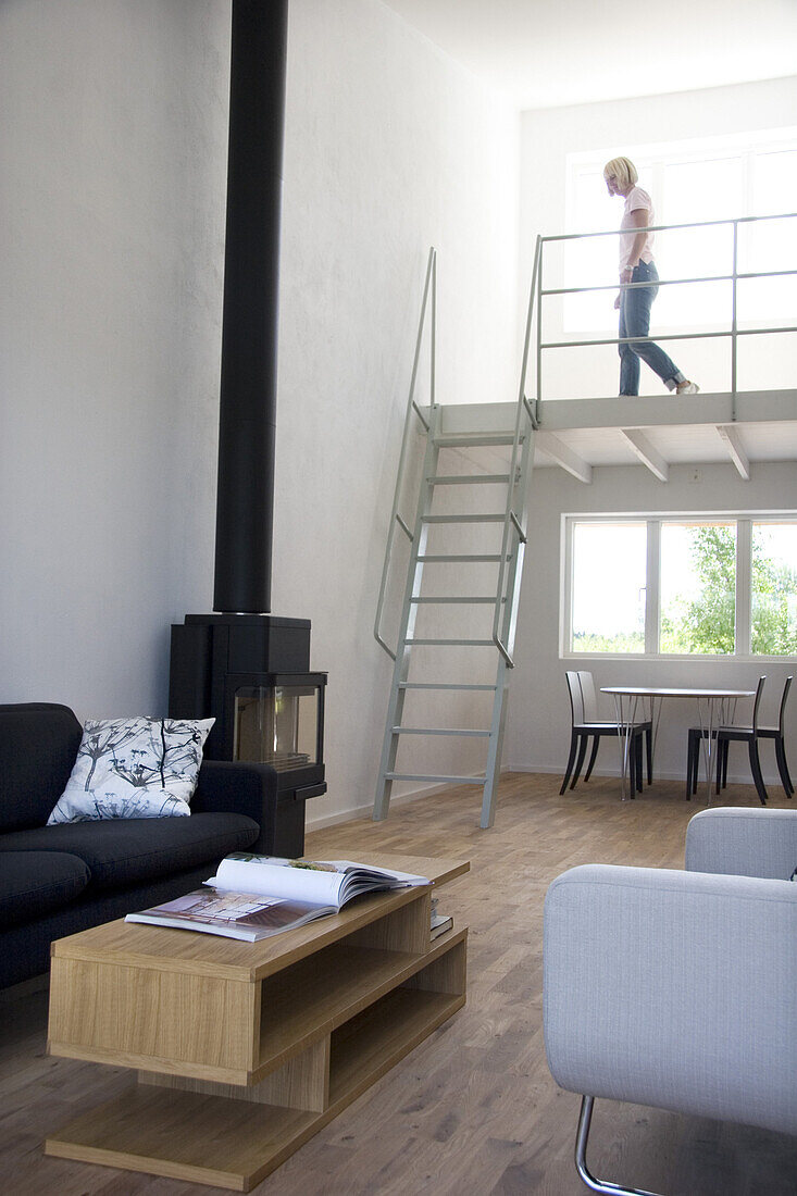 Eine Frau im Wohnzimmer, modernes Design einer Wohnung