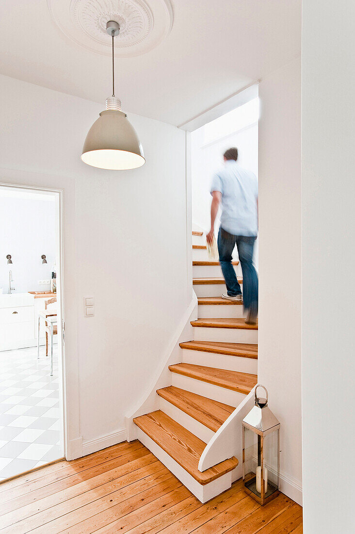 Mann läuft die Treppe hoch, Haus eingerichtet im Country-Stil, Hamburg, Deutschland