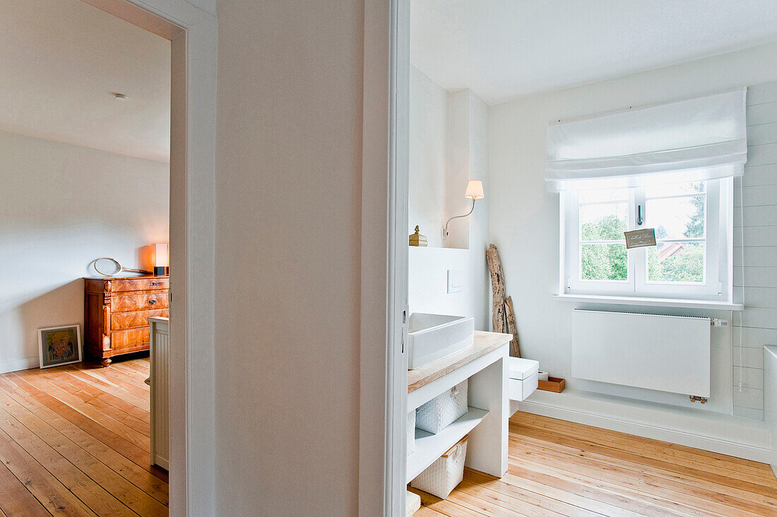 Blick ins Badezimmer und Schlafzimmer, Haus eingerichtet im Country-Stil, Hamburg, Deutschland