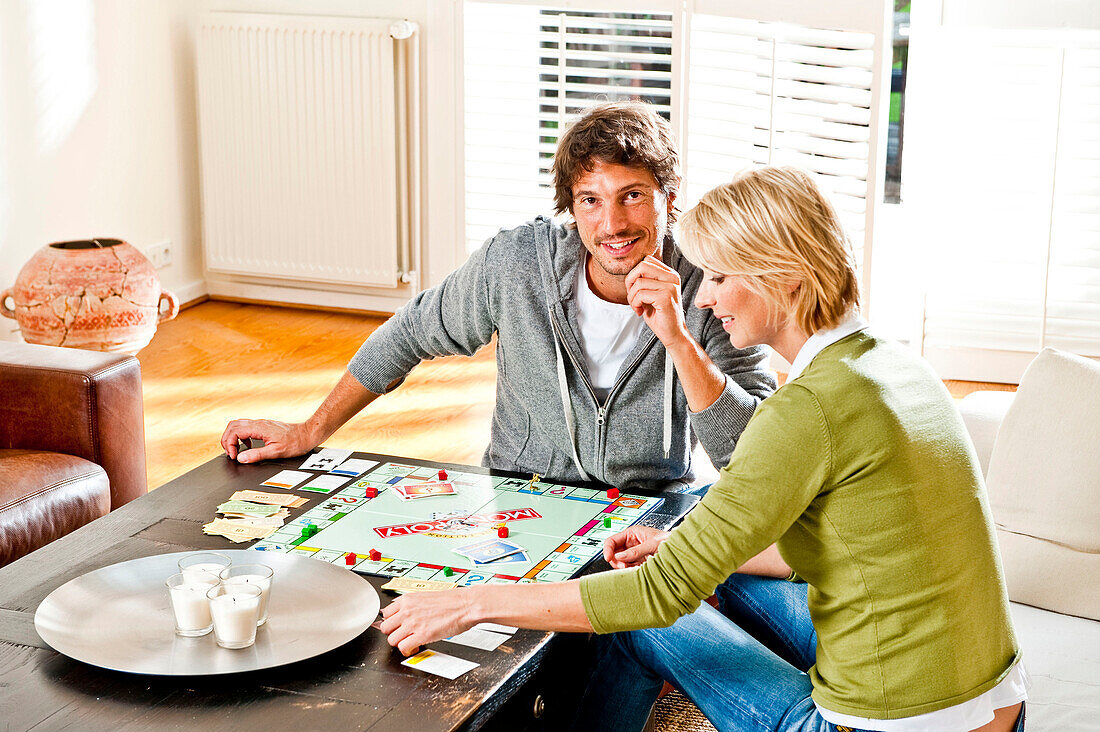 Junges Paar beim Monopoly spielen, Hamburg, Deutschland
