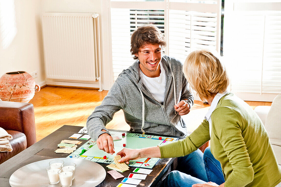 Junges Paar beim Monopoly spielen, Hamburg, Deutschland