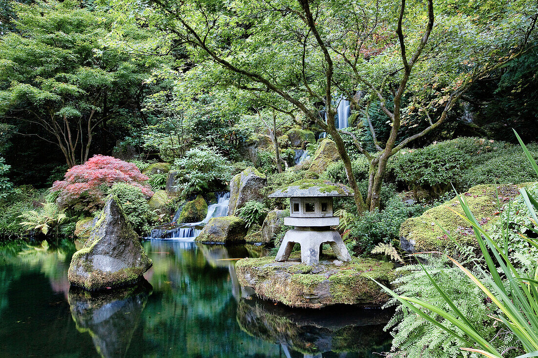 Reflection Pond. Japanese Garden, Portland, Oregon, USA.