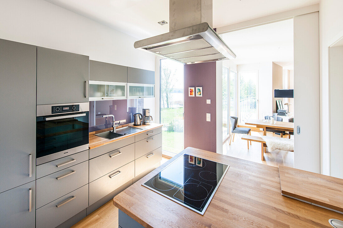 modern eingerichtete Küche in einer Architekturvilla in Brandenburg, Deutschland