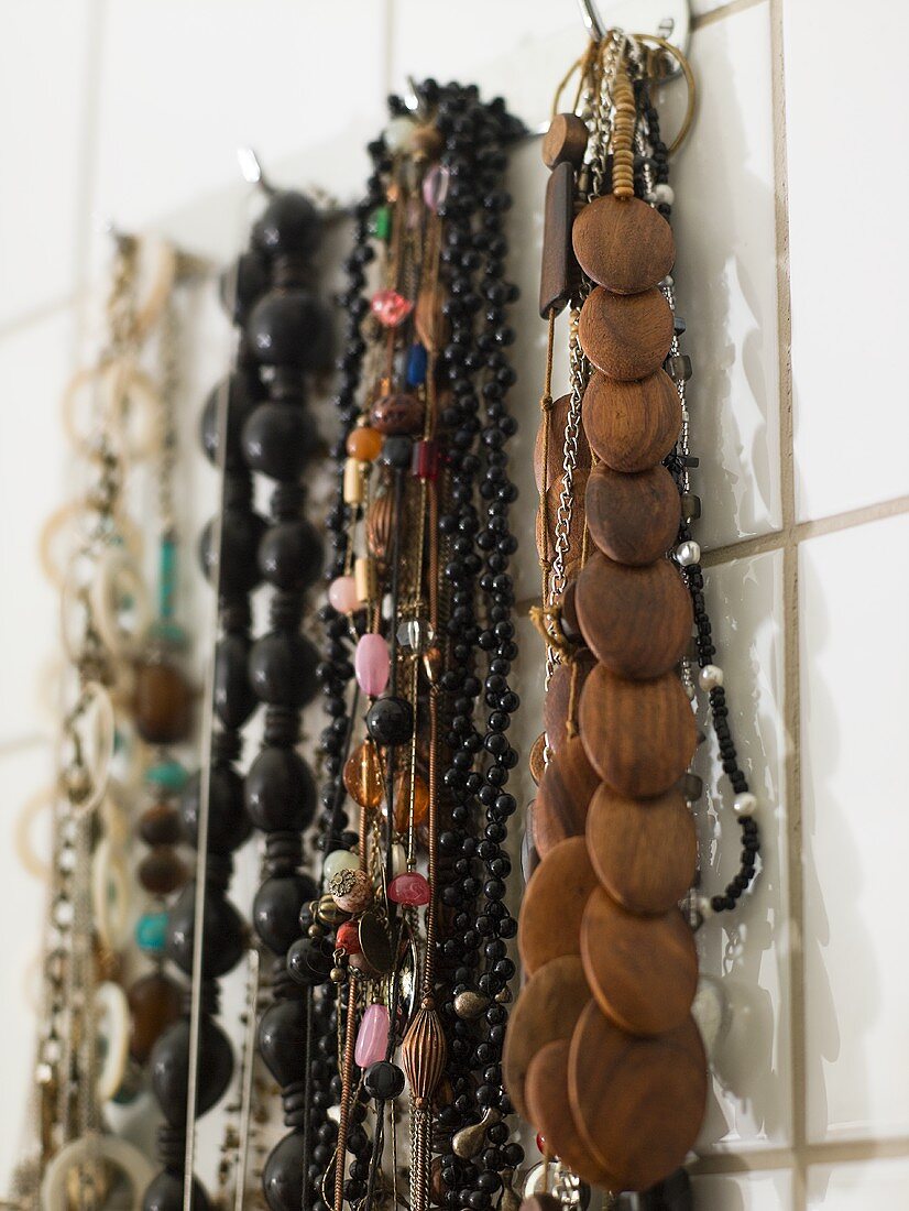 Perlenketten aus Kunststoff und Holz