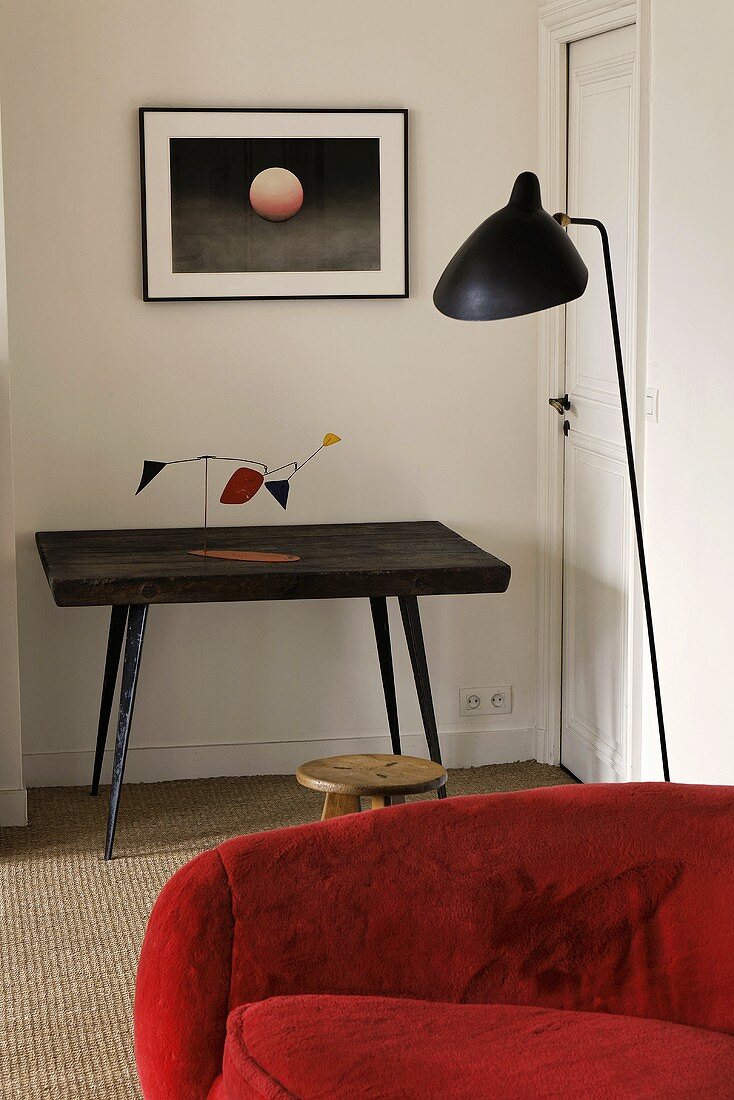 Wandtisch mit Mobile und schwarze Stehlampe