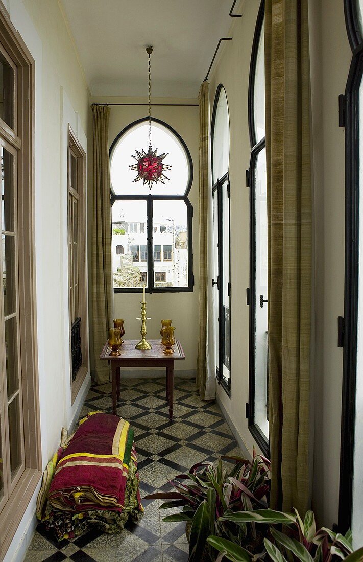 Loggia mit Spitzbogenfenstern im orientalischen Stil und gemusterten Fliesenboden