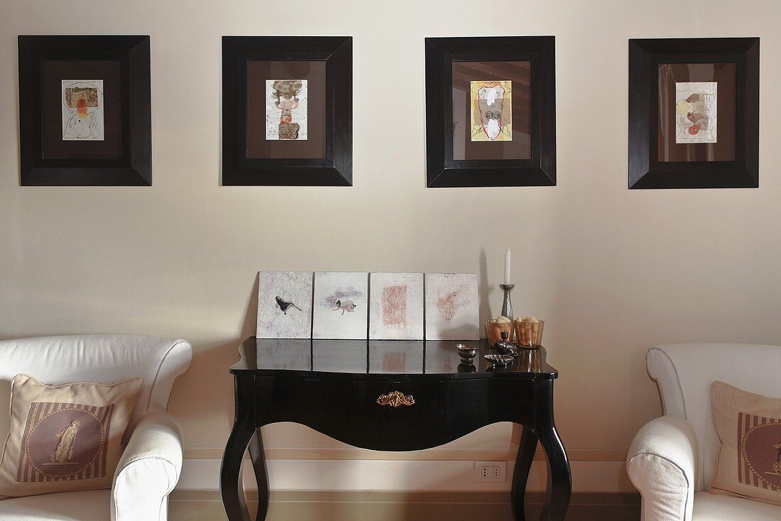 Schwarz glänzender Wandtisch im Rokoko Stil und Bildergalerie