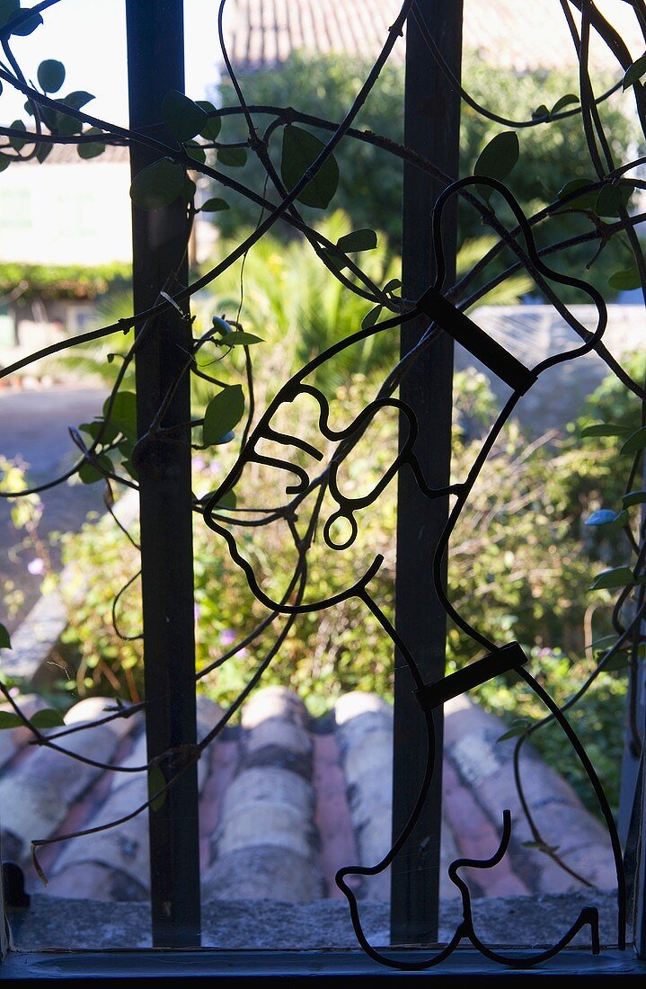 Fenstergitter mit Blick in Garten