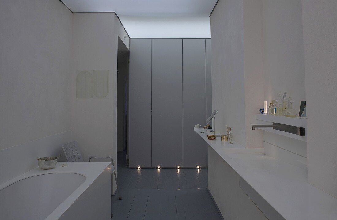 Halbdunkles Bad im Designerstil - Ablage mit integriertem Waschbecken und Einbauschrank mit Sockelbeleuchtung