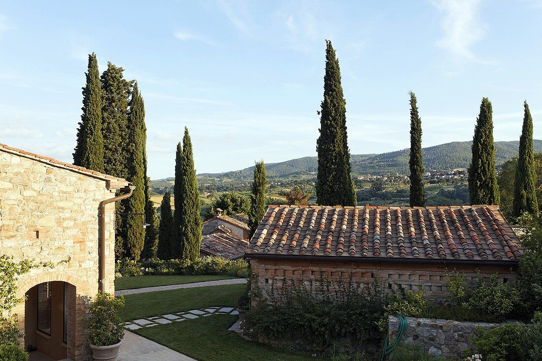 Blick auf das Dach eines Nebenhauses und Mediterraner Landschaft