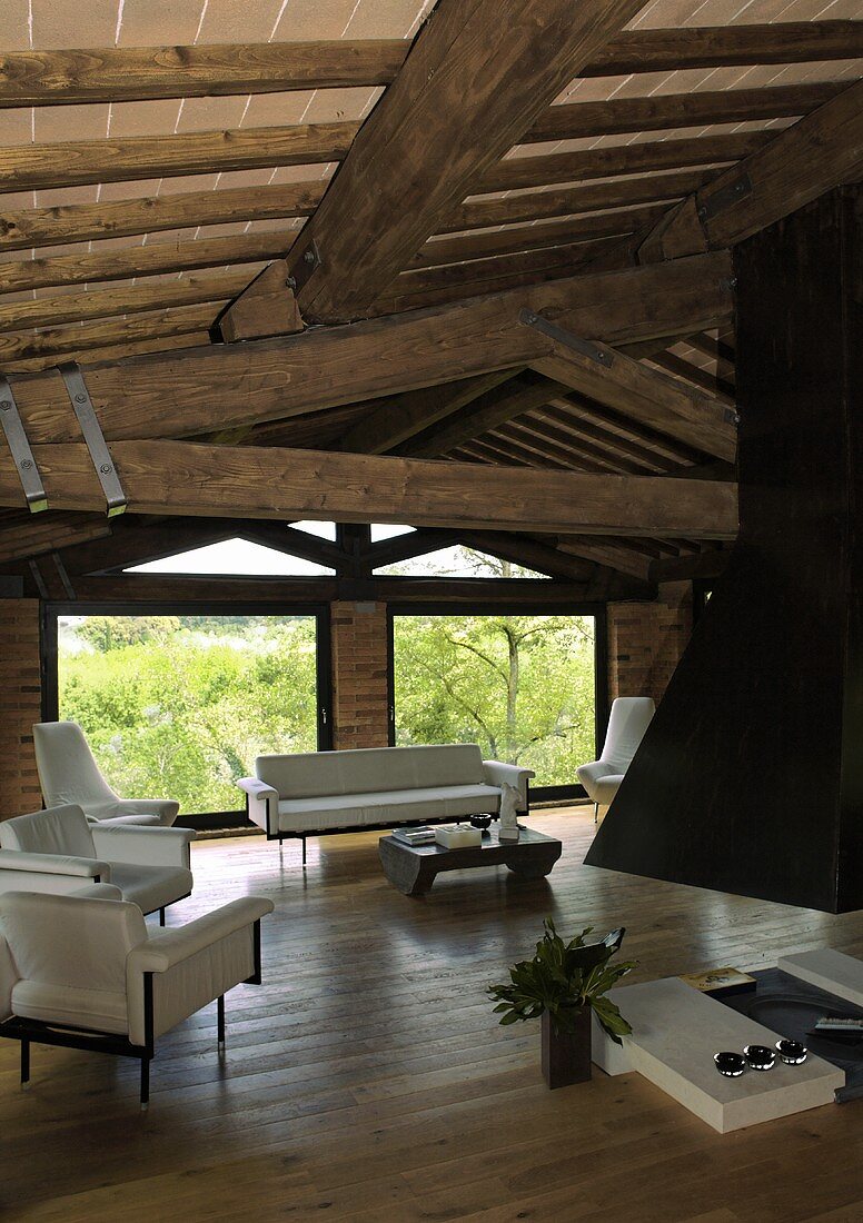 Rustikales Landhaus mit heller eleganter Sofagarnitur im offenen Wohnraum