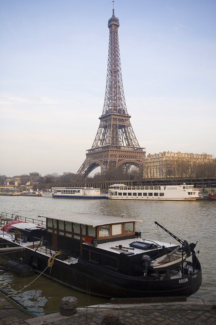 Sonnentag in Paris - Hausboot am Ufer mit Blick auf Eiffelturm