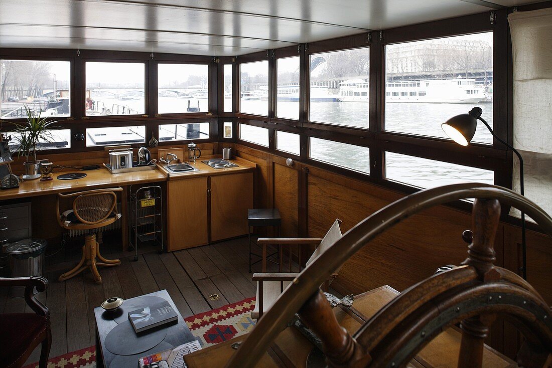 Hausboot mit Holzeinbauten im Aufenthaltsraum und Blick aus Panoramaverglasung