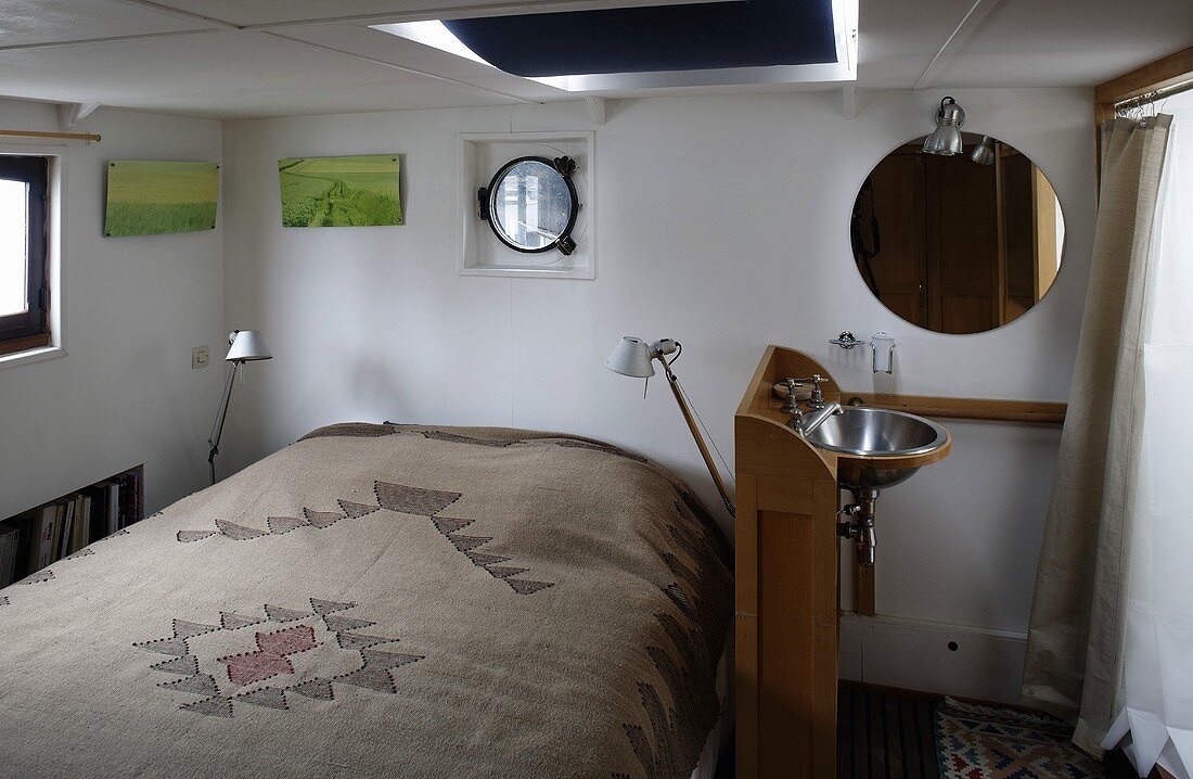 Schlafkabine mit Waschtischmöbel und Spiegel im Hausboot