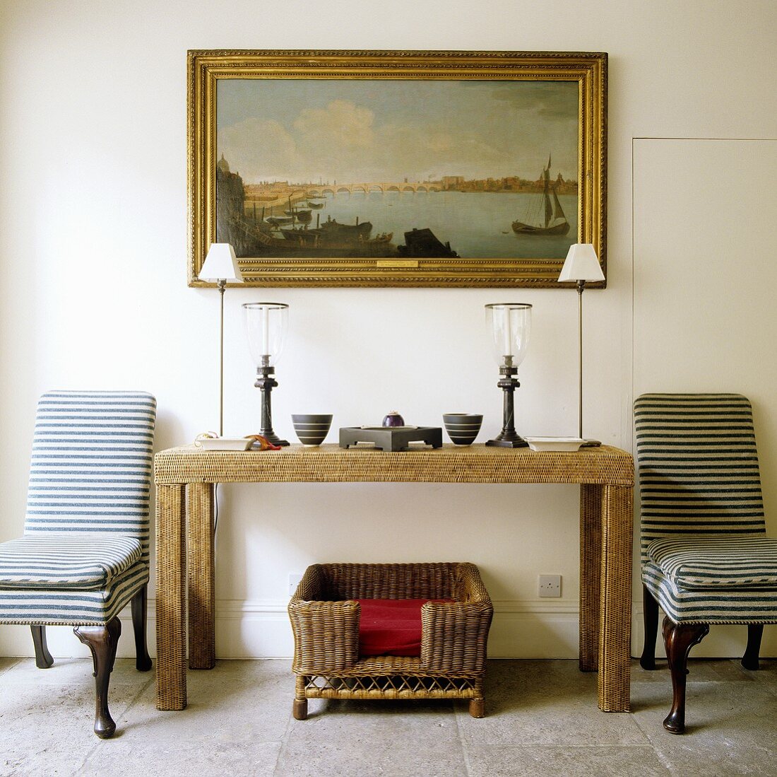 Rustikaler Wandtisch aus Holz, mit Tischlampen und zwei schwarz weiss gestreifte Stühle