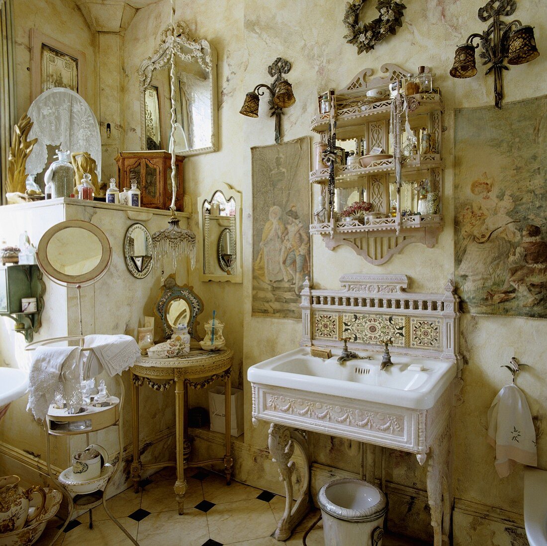 Badezimmer im Rokokostil - weisses Waschbecken mit gusseisernem Gestell und verspieltes Kleinmobiliar