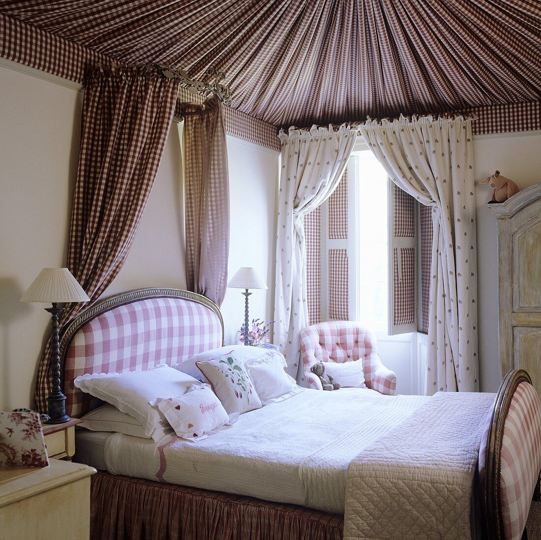 Schlafraum im traditionellen englischen Landhaus - Stoffhimmel über gesamte Zimmerdecke und Bett mit kleinem Baldachin